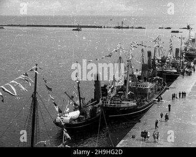 Gdynia, 1948-07-23.Gala flagowa na statkach handlowych i rybackich cumuj¹cych W porcie gdyñskim z okazji œwiêta Odrodzenia Polski (22 lipca).NZ. Chalutiery rybackie przy Nabrze¿u Pomorskim W Basenie I W pe³nej gali flagowej. mta PAPGdynia, 23 juillet 1948.Un gala de drapeau à bord de navires commerciaux et de bateaux de pêche amarrés au port de Gdynia à l'occasion de l'anniversaire de la renaissance de la Pologne (juillet 22).Photo : chalutiers en gala plein drapeau à la Nabrzeze Pomorskie (remblai Pomorskie) au quai 1. mta PAP Banque D'Images