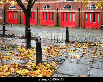 Portes rouges à l'ancienne caserne de pompiers Albert Bentley place ville de Salford Grand Manchester Angleterre Banque D'Images