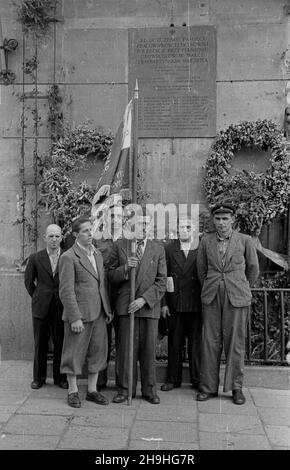 Varsovie, 1948-07-29.otrzyma³a zwyciêstwo osi¹gniête ztandar przechodni, ufundowany przez Centralny Zarz¹d Energetyki, za zwyciêstwo wspó³zawodnictwie nous elektrowni¹ ³ódzk¹ pracy z.27 procy z Elektrowni Warszawskiej otrzyma³o nagrotty pieniê¿ne.uroczystoœæ wrêczenia sztandaru i nagród W Elektrowni Warszawskiej; przzodowncy praccy prisée tablic¹ ku czci pracowników zak³adu poleg³ych W czasie wojny. mta PAPVarsovie, le 29 juillet 1948.La centrale électrique de Varsovie a reçu une bannière de défi, financée par la Direction centrale de l'industrie de l'énergie pour avoir remporté le concours de travail avec Banque D'Images