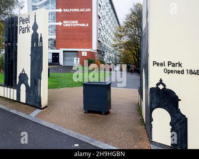 Entrée du parc Peel et bâtiment de l'Université de Salford Maxwell ville de Salford Greater Manchester Angleterre Banque D'Images