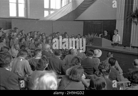 Varsovie, 1948-08.W ramach umowy polsko-czechos³owackiej o wymianie m³odzie¿y 225 dzieci spêdzi³o wczasy W Czechos³owacji.Po powrocie, W Ministerstwie Zdrowia przy ulicy Chocimskiej 24, odby³a siê uroczystoœæ podziêkowania z udzia³em ambasadora Czechos³owacji Franciszka Piska i wiceministra zdrowia Bogus³awa Ko¿usznika. ka PAP Dok³adny dzieñ wydarzenia nieustalony.Varsovie, le 1948 août.225 enfants ont passé des vacances en Tchécoslovaquie dans le cadre de l'accord entre la Pologne et la République tchèque sur les échanges de jeunes.La cérémonie d'action de grâce, à laquelle assistaient l'Ambassadeur tchécoslovaque Frantisek Pisek et l'adjoint Santé mi Banque D'Images