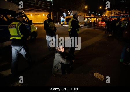Londres, Royaume-Uni.20 novembre 2021.Les officiers de police métropolitaine se préparent à arrêter un militant climatique qui avait bloqué Vauxhall Cross en solidarité avec les neuf militants britanniques d'Isolate emprisonnés trois jours auparavant par un juge de la haute Cour.Les activistes du climat avaient auparavant bloqué le pont de Lambeth pendant environ 5 heures en violation d'une injonction.La police métropolitaine a procédé à 124 arrestations.Crédit : Mark Kerrison/Alamy Live News Banque D'Images