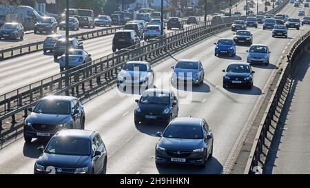 Trafic intense sur la voie de contournement A3 en direction de New Malden et Tolworth dans un après-midi d'hivers lumineux et sec. Banque D'Images