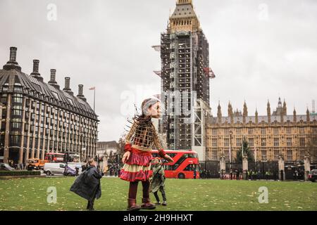 Westminster, Londres, Royaume-Uni.7 décembre 2021.Little Amal, la marionnette géante qui représente une petite fille réfugiée, est de retour aujourd'hui dans le centre de Londres et hors du Parlement pour soutenir une protestation contre le projet de loi sur la nationalité et les frontières, qui pourrait potentiellement créer des obstacles aux réfugiés et autres demandeurs d'asile dans le système d'asile du Royaume-Uni.La marionnette avait été sur un long voyage de migrants de la Syrie au Royaume-Uni avec de nombreuses apparitions cet été et cet automne.Credit: Imagetraceur/Alamy Live News Banque D'Images