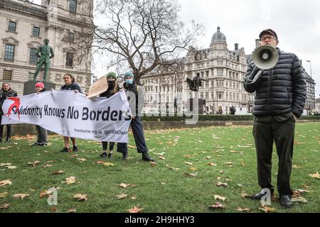 Westminster, Londres, Royaume-Uni.7 décembre 2021.L'ancien leader travailliste Jeremy Corby, député, prononce une allocution sur la place du Parlement.Little Amal, la marionnette géante qui représente une petite fille réfugiée, est de retour aujourd'hui dans le centre de Londres et hors du Parlement pour soutenir une protestation contre le projet de loi sur la nationalité et les frontières, qui pourrait potentiellement créer des obstacles aux réfugiés et autres demandeurs d'asile dans le système d'asile du Royaume-Uni.La marionnette avait été sur un long voyage de migrants de la Syrie au Royaume-Uni avec de nombreuses apparitions cet été et cet automne.Credit: Imagetraceur/Alamy Live News Banque D'Images