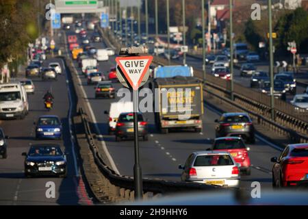 Circulation sur la voie de contournement A3 en passant un panneau indiquant la direction de New Malden et Tolworth dans un après-midi d'hivers lumineux et sec. Banque D'Images