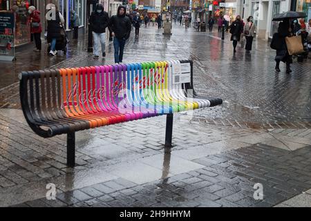 Windsor, Berkshire, Royaume-Uni.7 décembre 2021.Un siège dans la rue Peascod, Windsor, a été peint dans des couleurs vives dans le but d'encourager les gens à s'asseoir dessus et à parler entre eux.Il fait partie de la campagne de 1 million de minutes qui est dirigée par le programme televisio Good Morning Britain dans le but de combattre la solitude.Les couleurs du banc ont été conçues par Maisie Smith, actrice sur BBC SOAP Eastenders.La plupart des bancs de la rue Peascod, à Windsor, ont été retirés pendant la pandémie de Covid-19 afin d'essayer d'arrêter la transmission de Covid-19.Crédit : Maureen McLean/Alay Live Banque D'Images