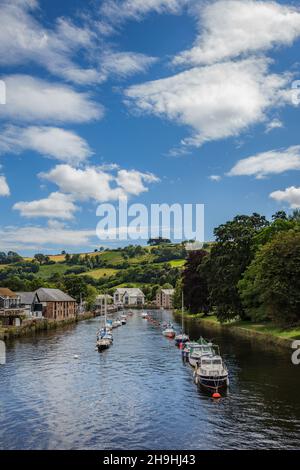 TOTNES, DEVON, Royaume-Uni - JUILLET 29 : Bateaux amarrés sur la rivière Dart près de Totnes le 29 juillet 2012 Banque D'Images