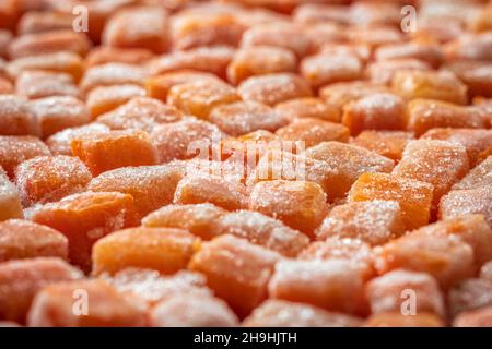 Des morceaux de cube de carottes fraîches surgelées ferment l'arrière-plan Banque D'Images