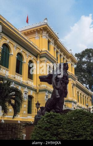 Communistes héroïques de la statue, la Poste centrale (Bưu điện Trung), Ho Chi Minh Ville, Viet Nam Banque D'Images