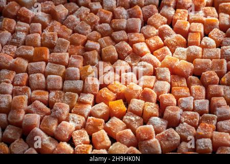 Des morceaux de cube de carottes fraîches surgelées ferment l'arrière-plan Banque D'Images