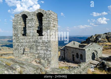 Église romane médiévale de Sao Miguel do Castelo, Monsanto.Village historique au Portugal. Banque D'Images