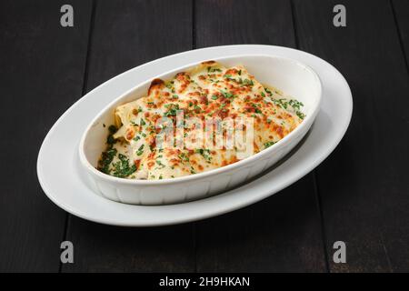 Lasagne au fromage, poulet et légumes sur une assiette Banque D'Images