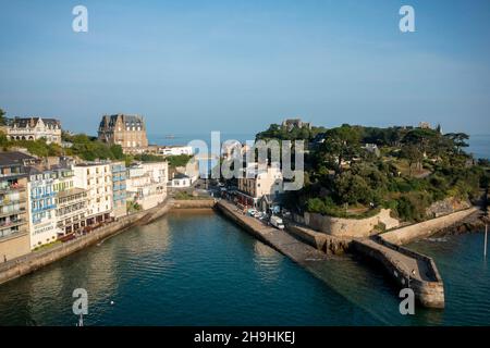 Dinard (Bretagne, nord-ouest de la France) : vue aérienne du promontoire de la pointe du Moulinet le matin, avec le stade d'atterrissage de la Vallée Banque D'Images