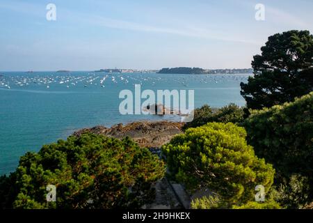 Dinard (Bretagne, Nord-Ouest de la France) : vue aérienne de Saint-Malo depuis la plage du Prieuré avec l'embouchure de la Rance Banque D'Images
