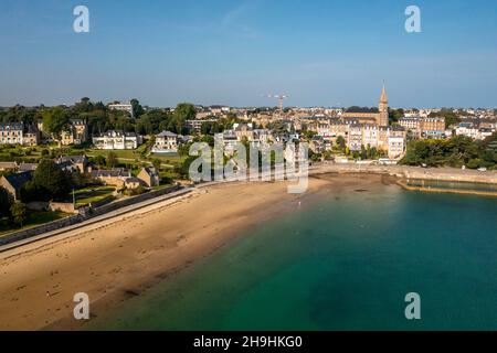 Dinard (Bretagne, nord-ouest de la France) : vue aérienne depuis la plage de Prieure.Bâtiments et villas le long du front de mer, chacun, église et se Banque D'Images