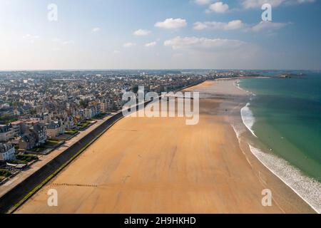 Saint-Malo (Bretagne, Nord-Ouest de la France) : vue aérienne du bord de mer de Sillon et du centre de Saint-Malo en arrière-plan depuis la plage "plage de Roch Banque D'Images