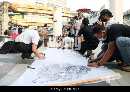 Bangkok, Thaïlande.7 décembre 2021.Le groupe T'Chla organise un événement ''Black panther must not die for free'' avec une discussion de forum ''Restore the Lost Justice'' et une exposition d'art.A l'occasion de la Cour provinciale de Thong Pha Phum, province de Kanchanaburi, une nomination pour entendre le jugement de la Cour suprême sur le cas de la chasse au panthère noir dans un sanctuaire de la vie sauvage de Thung Yai Naresuan le 8 décembre 2021 (Credit image: © Airach Toumlamoon/Pacific Press via ZUMA Press Wire) Banque D'Images