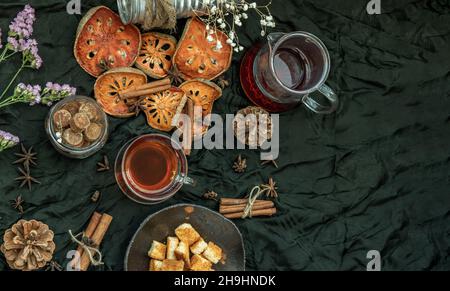 Thé aux fruits de bael chauds avec écorce de fruits de bael et pain grillé au beurre croustillant. Les propriétés du jus de fruits de bael chaud est une sorte d'herbe - le concept de la santé. Banque D'Images