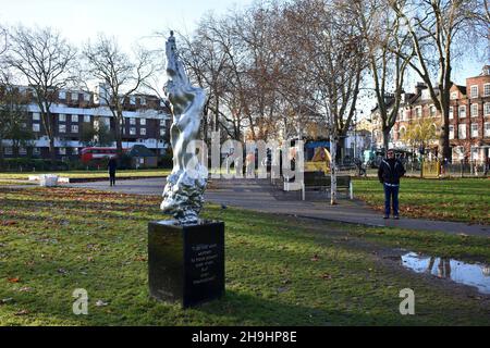 Homme admirant la sculpture dédiée à Mary Wollstonecraft par Maggi Hambling, Newington Green, North London Banque D'Images