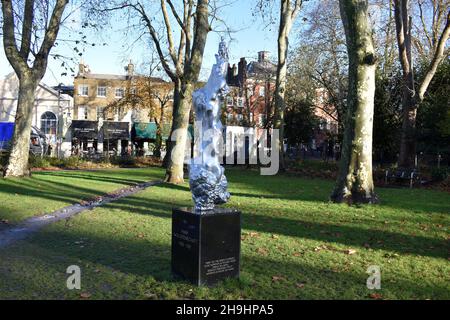 Sculpture en bronze argenté dédiée à Mary Wollstonecraft par Maggi Hambling, Newington Green, North London Banque D'Images