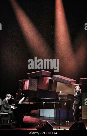 Comédie divine : Neil Hannon est rejoint par Alison Moyet lors de son concert de 42e anniversaire au Festival Hall, Londres Banque D'Images