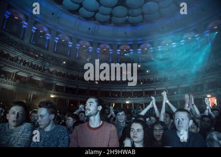 Une vue générale du public regardant des Foals jouer en direct sur scène au Royal Albert Hall de Londres. Banque D'Images