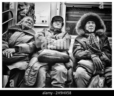 Un groupe de navetteurs chinois sur le métro de New York (une image traitée sur une application appelée Snapseed dans le cadre d'une série d'images expérimentales prises et traitées sur l'iPhone) Banque D'Images