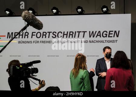 Le gouvernement allemand signe un accord de coalition à Berlin.Les trois partenaires avaient choisi un lieu symbolique pour la signature de leur accord de coalition, le Futurium de Berlin, un centre d'expositions sur la formation de l'avenir.(Photo de Ralph Pache/PRESSCOV/Sipa USA) Banque D'Images
