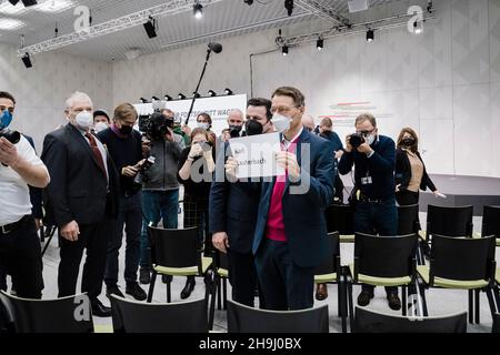 Le gouvernement allemand signe un accord de coalition à Berlin.Les trois partenaires avaient choisi un lieu symbolique pour la signature de leur accord de coalition, le Futurium de Berlin, un centre d'expositions sur la formation de l'avenir.(Photo de Ralph Pache/PRESSCOV/Sipa USA) Banque D'Images