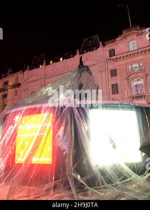 De forts vents à Londres aujourd'hui a donné lieu à la bulle placée autour de la Statue d'Eros dans Piccadilly Circus de Londres pour réduire LES ÉDITEURS NOTE: Cette photo a été prise sur un iPhone Banque D'Images