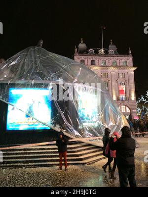 De forts vents à Londres aujourd'hui a donné lieu à la bulle placée autour de la Statue d'Eros dans Piccadilly Circus de Londres pour réduire LES ÉDITEURS NOTE: Cette photo a été prise sur un iPhone Banque D'Images