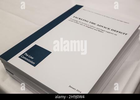 Un aperçu général du rapport à la réception pour la publication du rapport de la Commission basse, la lutte contre le déficit de conseil, à la Maison Portcullis Banque D'Images