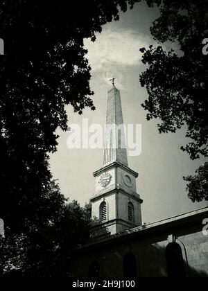 La flèche de l'église St Lukes dans Old Street, Londres, par l'architecte Nicholas Hawksmoor (partie d'une série d'images prises et traitées sur l'iPhone par le gagnant de la catégorie mobile Terry O'Neill, Richard Gray) Banque D'Images