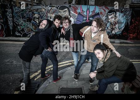 EXCLUSIF - le groupe psychédélique belge Bed carpettes pose pour une photo alors qu'ils lancent leur premier album 8th Cloud at Old Blue Last à Londres EXCLUSIF - Banque D'Images