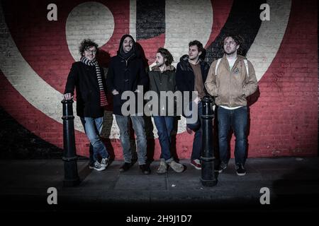 EXCLUSIF - le groupe psychédélique belge Bed carpettes pose pour une photo alors qu'ils lancent leur premier album 8th Cloud at Old Blue Last à Londres EXCLUSIF - Banque D'Images