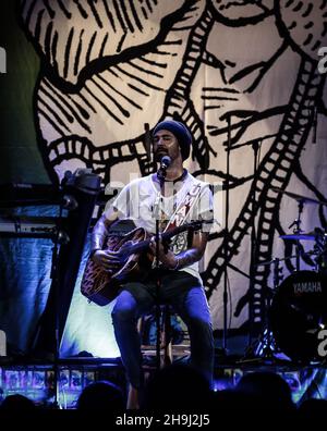 EXCLUSIVITÉ : Michael Franti et son groupe Spearhead se sont produits sur scène au Islington Assembly Hall de Londres Banque D'Images