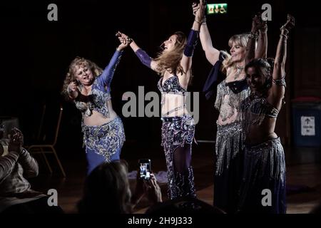 La troupe de danse arabe le quartier arabe organise son spectacle trimestriel au Islington Assembly Hall de Londres Banque D'Images