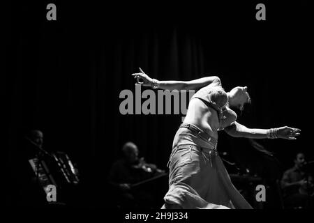 La troupe de danse arabe le quartier arabe organise son spectacle trimestriel au Islington Assembly Hall de Londres Banque D'Images