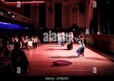 La troupe de danse arabe le quartier arabe organise son spectacle trimestriel au Islington Assembly Hall de Londres Banque D'Images