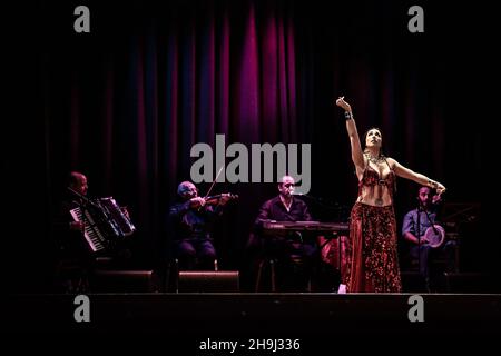 La troupe de danse arabe le quartier arabe organise son spectacle trimestriel au Islington Assembly Hall de Londres Banque D'Images