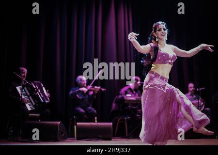 La troupe de danse arabe le quartier arabe organise son spectacle trimestriel au Islington Assembly Hall de Londres Banque D'Images