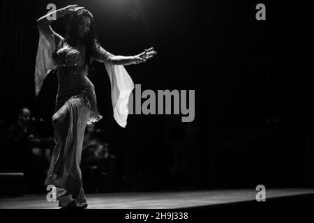 La troupe de danse arabe le quartier arabe organise son spectacle trimestriel au Islington Assembly Hall de Londres Banque D'Images