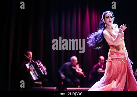 La troupe de danse arabe le quartier arabe organise son spectacle trimestriel au Islington Assembly Hall de Londres Banque D'Images