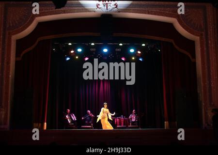 La troupe de danse arabe le quartier arabe organise son spectacle trimestriel au Islington Assembly Hall de Londres Banque D'Images