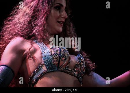 La troupe de danse arabe le quartier arabe organise son spectacle trimestriel au Islington Assembly Hall de Londres Banque D'Images