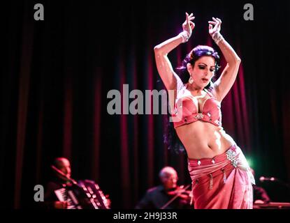 La troupe de danse arabe le quartier arabe organise son spectacle trimestriel au Islington Assembly Hall de Londres Banque D'Images