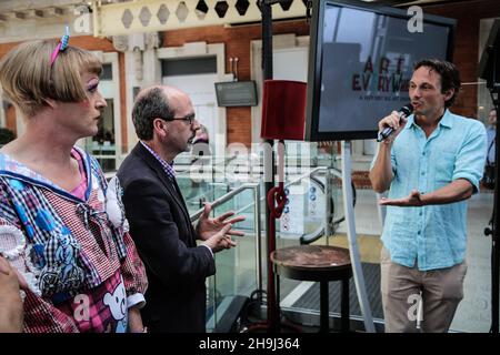 Grayson Perry, Stephen Deuchar et Richard Reed lancent l'exposition nationale « Art Everywhere » à la gare de Waterloo, Londres. Banque D'Images