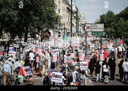 Des manifestants descendent Piccadilly lors d'une marche en faveur de la Palestine de l'ambassade israélienne à la place du Parlement à Londres Banque D'Images