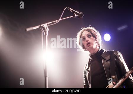 Tom Dougall de Toy se présentant au festival Green Man 2014 à Glanusk Park, au sud du pays de Galles Banque D'Images